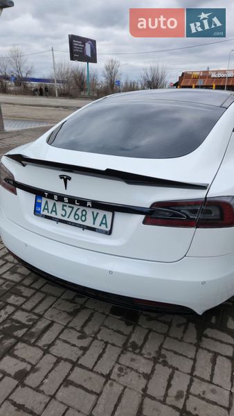 Лифтбек Tesla Model S 2016 в Киеве
