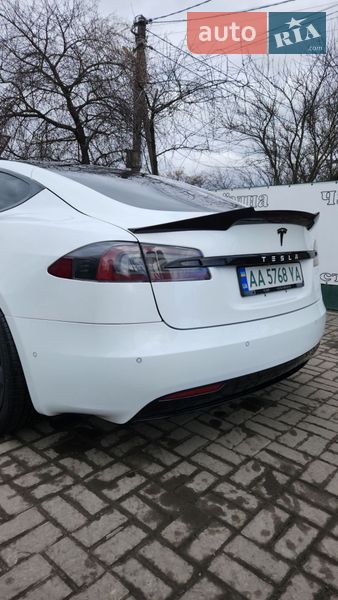 Лифтбек Tesla Model S 2016 в Киеве