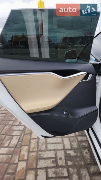 Лифтбек Tesla Model S 2016 в Киеве