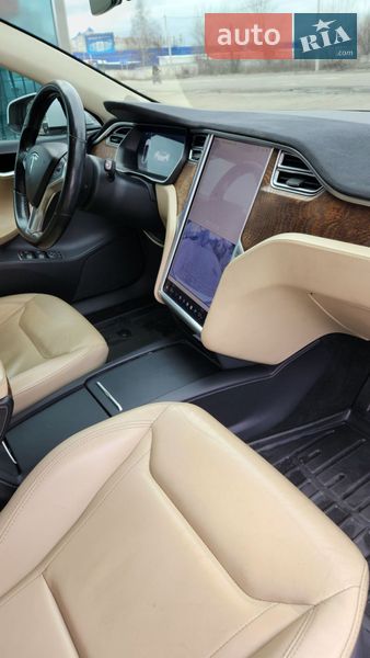 Лифтбек Tesla Model S 2016 в Киеве