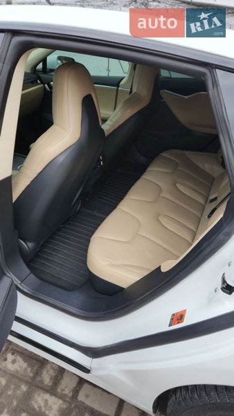 Лифтбек Tesla Model S 2016 в Киеве