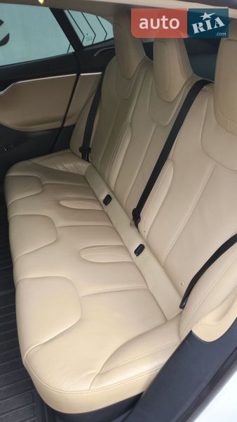 Лифтбек Tesla Model S 2016 в Киеве