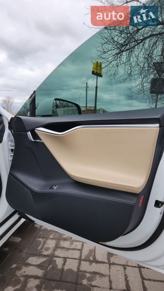 Лифтбек Tesla Model S 2016 в Киеве