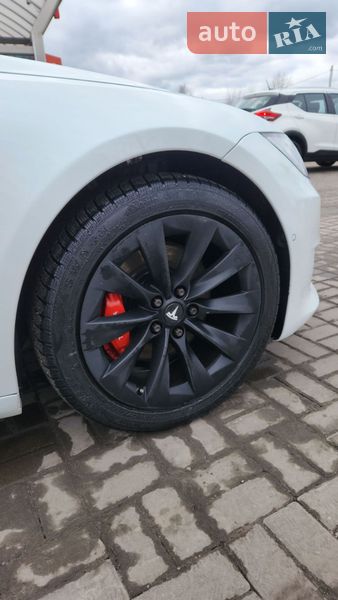Лифтбек Tesla Model S 2016 в Киеве