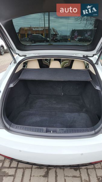 Лифтбек Tesla Model S 2016 в Киеве