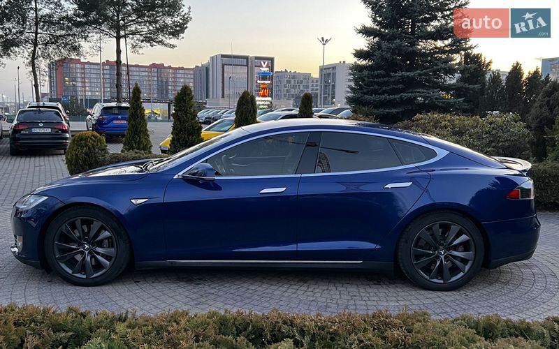 Лифтбек Tesla Model S 2015 в Львове
