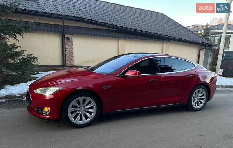 Лифтбек Tesla Model S 2015 в Киеве