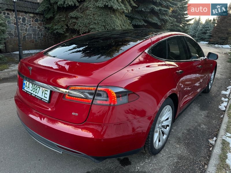 Лифтбек Tesla Model S 2015 в Киеве