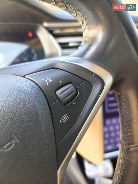 Лифтбек Tesla Model S 2014 в Львове