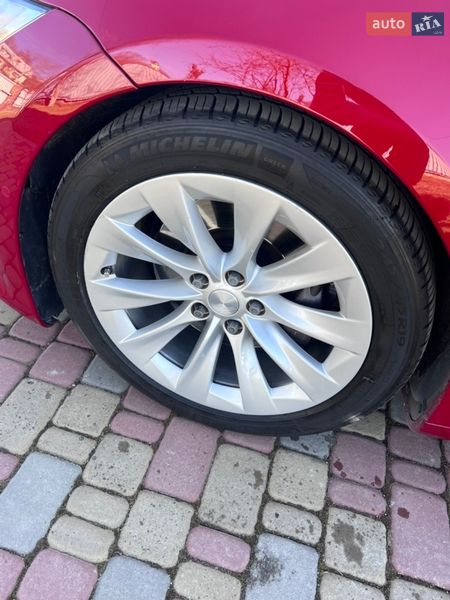 Лифтбек Tesla Model S 2016 в Львове