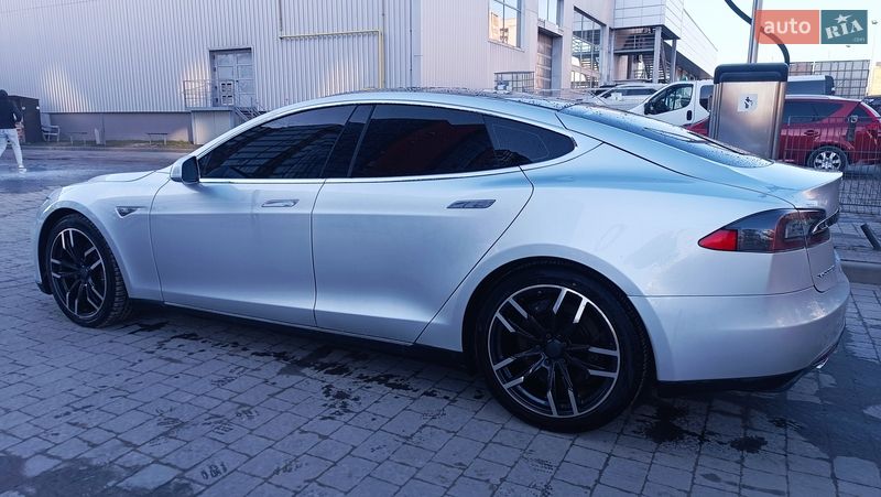 Лифтбек Tesla Model S 2013 в Львове