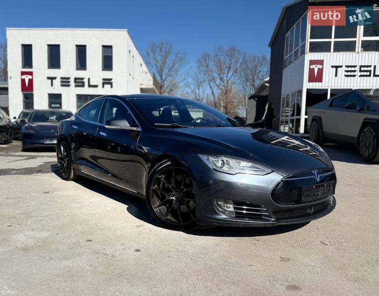 Лифтбек Tesla Model S 2015 в Виннице