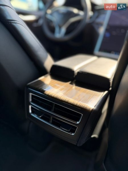 Лифтбек Tesla Model S 2015 в Виннице