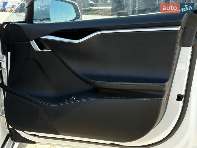 Ліфтбек Tesla Model S 2016 в Львові