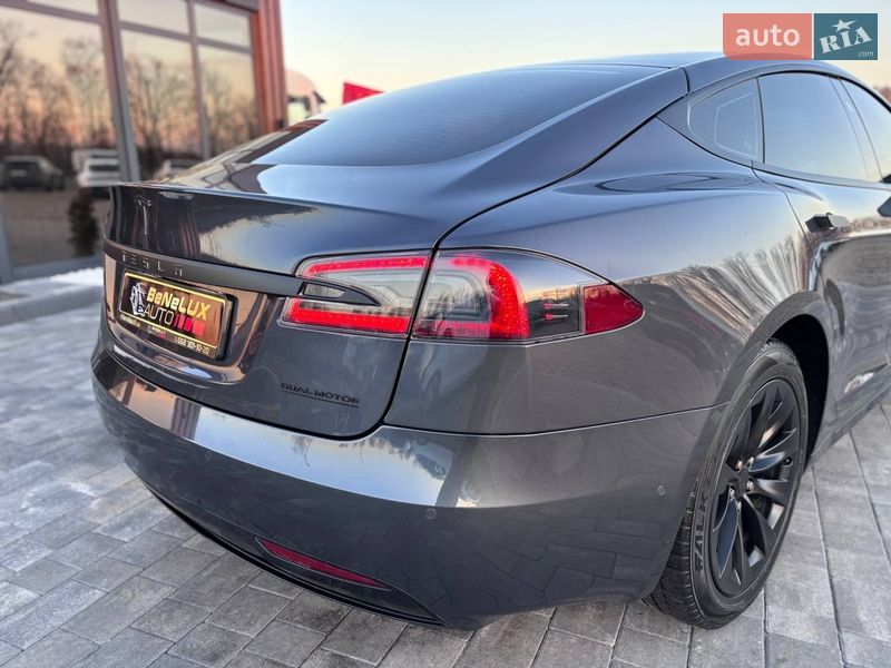 Лифтбек Tesla Model S 2017 в Коломые