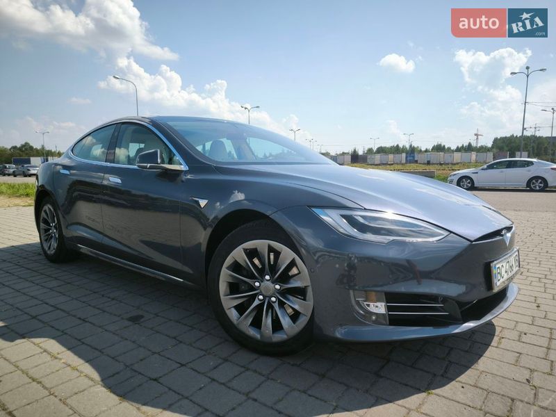 Лифтбек Tesla Model S 2017 в Львове
