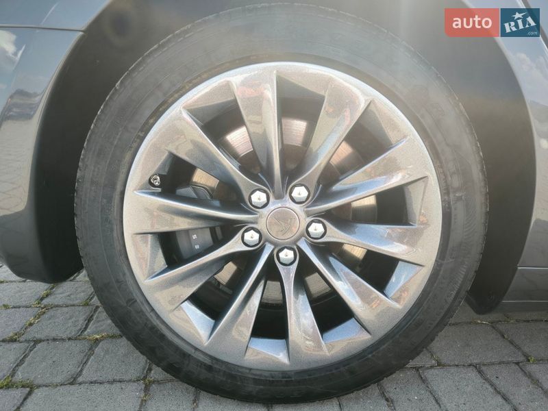 Лифтбек Tesla Model S 2017 в Львове