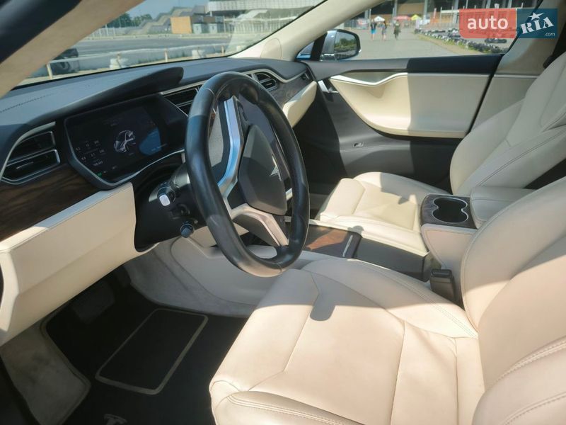 Лифтбек Tesla Model S 2017 в Львове