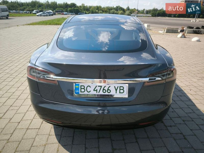Лифтбек Tesla Model S 2017 в Львове