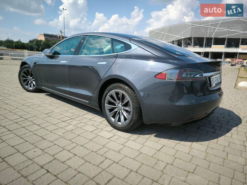 Ліфтбек Tesla Model S 2017 в Львові