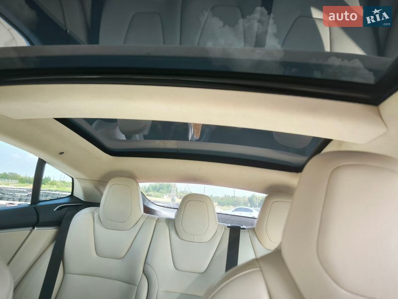 Лифтбек Tesla Model S 2017 в Львове