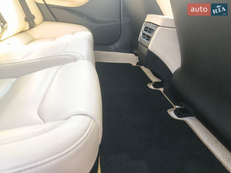 Лифтбек Tesla Model S 2017 в Львове
