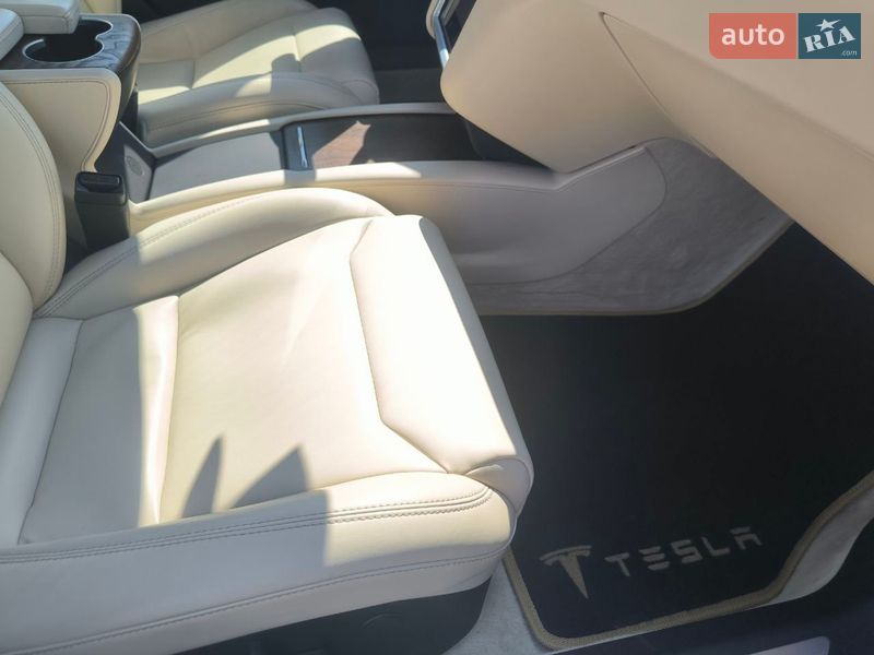 Лифтбек Tesla Model S 2017 в Львове