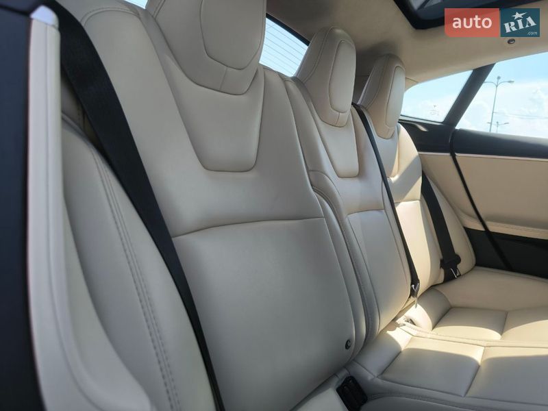 Лифтбек Tesla Model S 2017 в Львове