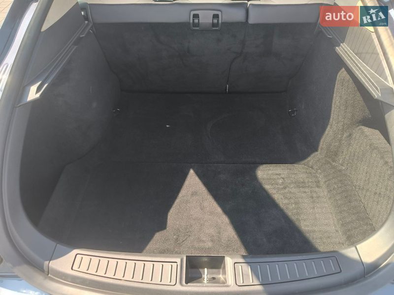 Ліфтбек Tesla Model S 2017 в Львові