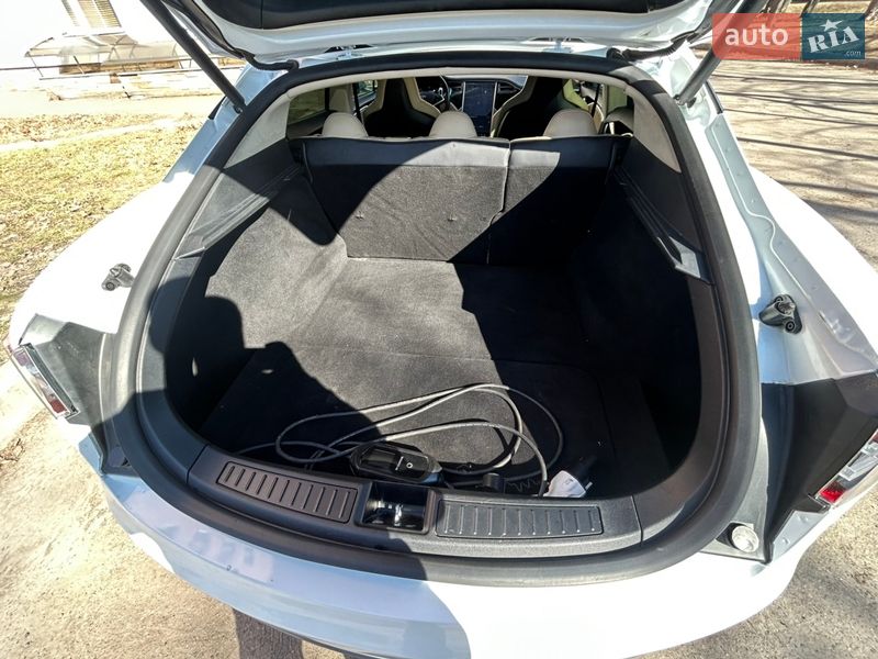 Ліфтбек Tesla Model S 2013 в Черкасах