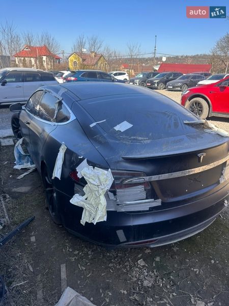 Лифтбек Tesla Model S 2015 в Черновцах