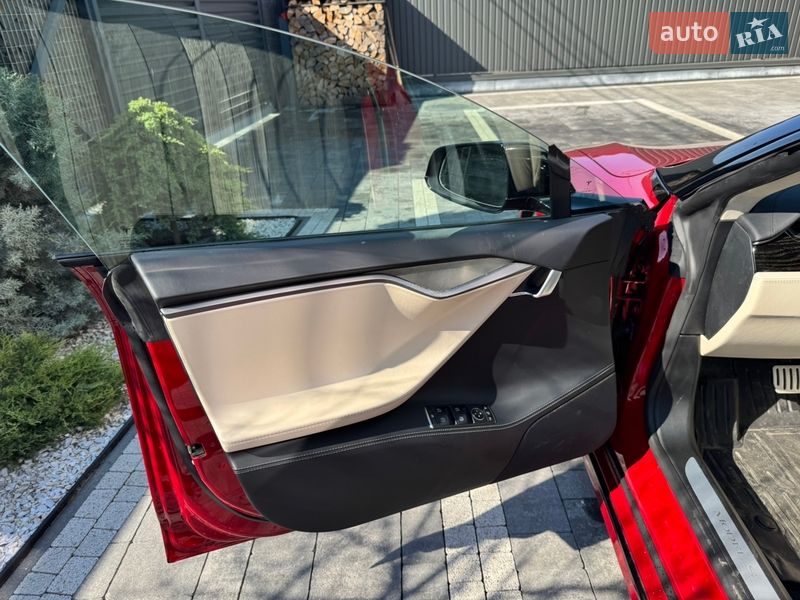 Лифтбек Tesla Model S 2019 в Львове