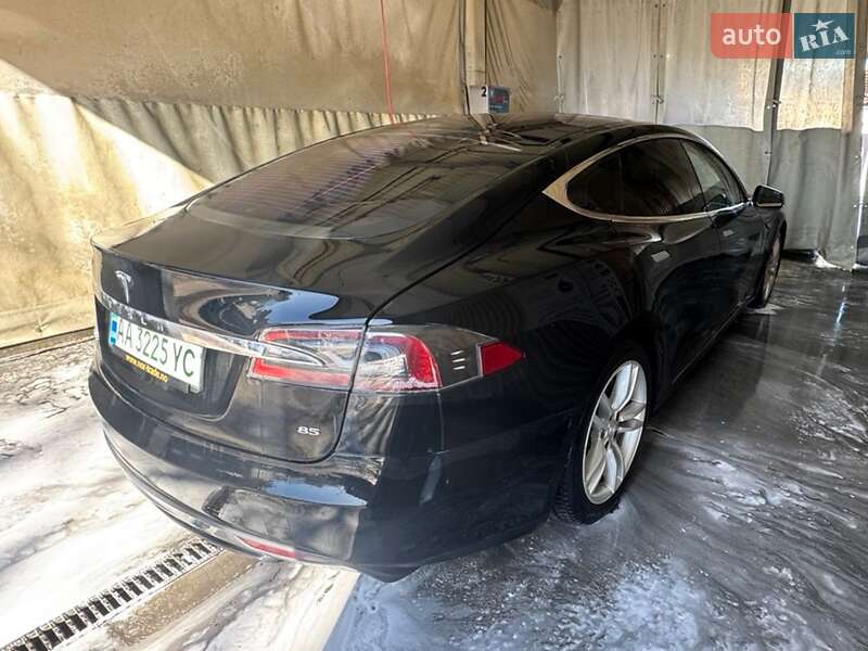 Лифтбек Tesla Model S 2014 в Киеве