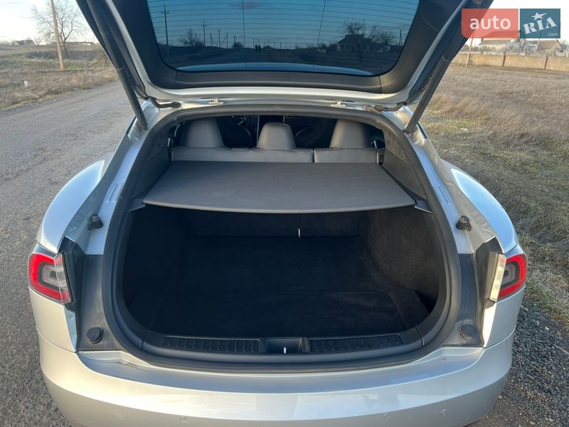 Ліфтбек Tesla Model S 2017 в Миколаєві