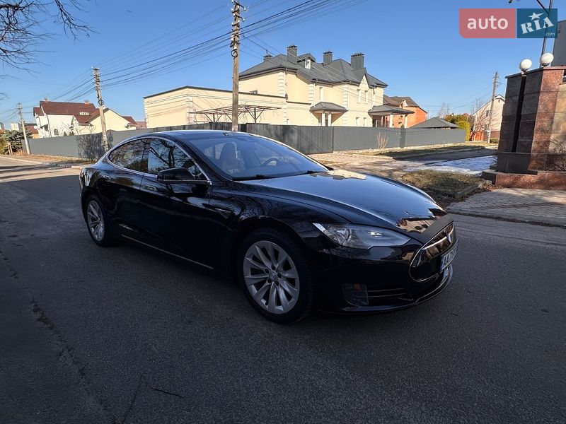Лифтбек Tesla Model S 2015 в Киеве фото 13 Лифтбек Tesla Model S 2015 в Киеве