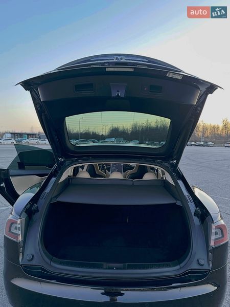Лифтбек Tesla Model S 2014 в Львове