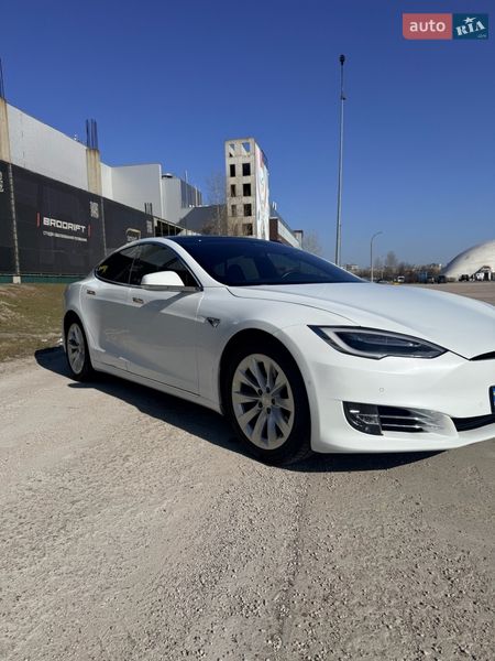 Лифтбек Tesla Model S 2018 в Киеве