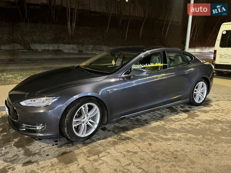 Лифтбек Tesla Model S 2015 в Львове