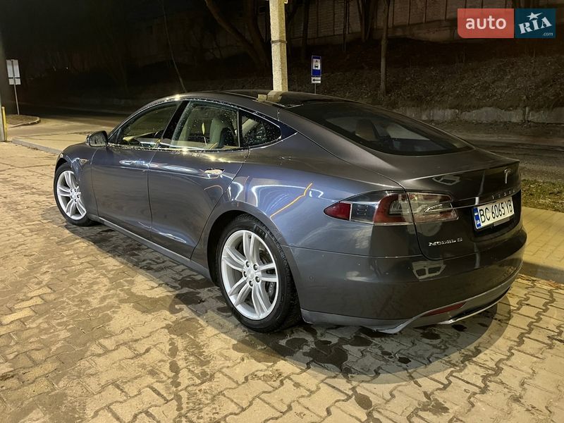 Лифтбек Tesla Model S 2015 в Львове