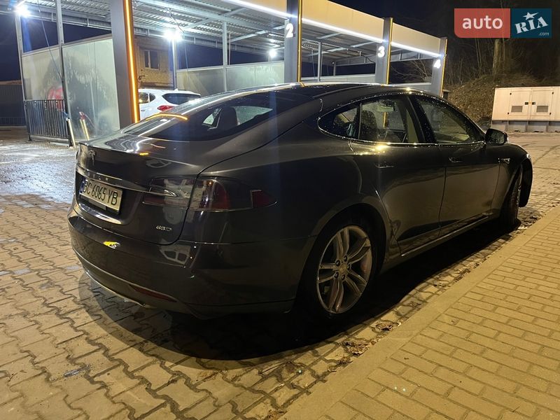 Лифтбек Tesla Model S 2015 в Львове
