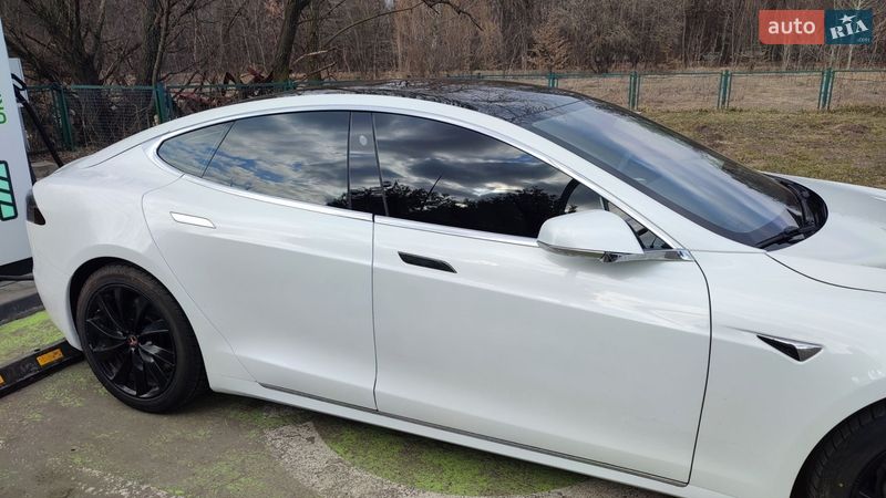 Лифтбек Tesla Model S 2017 в Киеве фото 6 Лифтбек Tesla Model S 2017 в Киеве