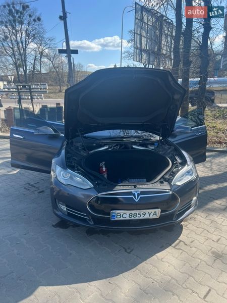 Лифтбек Tesla Model S 2015 в Львове