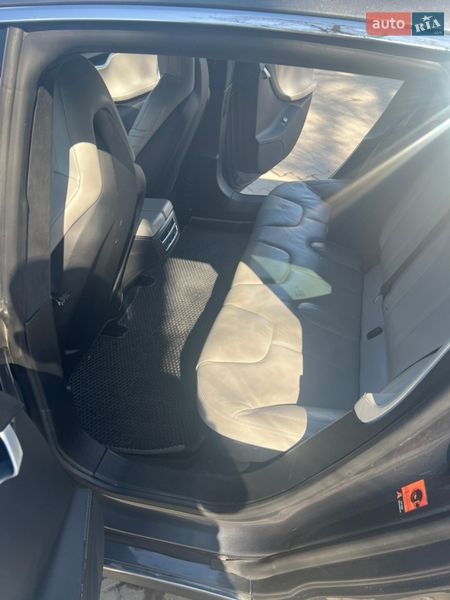 Лифтбек Tesla Model S 2015 в Львове