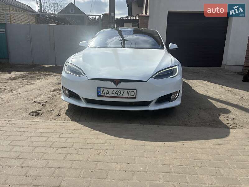 Лифтбек Tesla Model S 2016 в Киеве