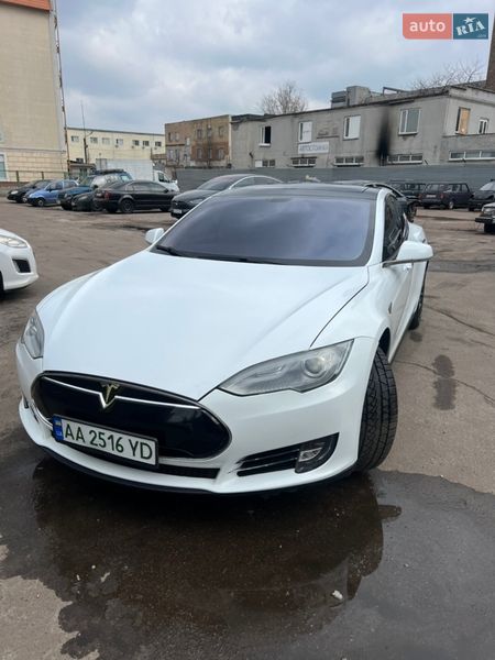 Лифтбек Tesla Model S 2014 в Киеве