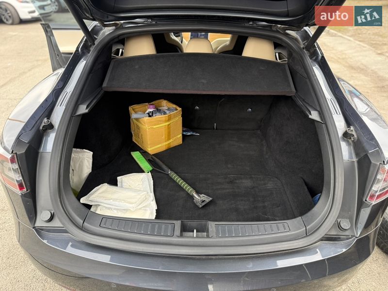 Лифтбек Tesla Model S 2016 в Киеве