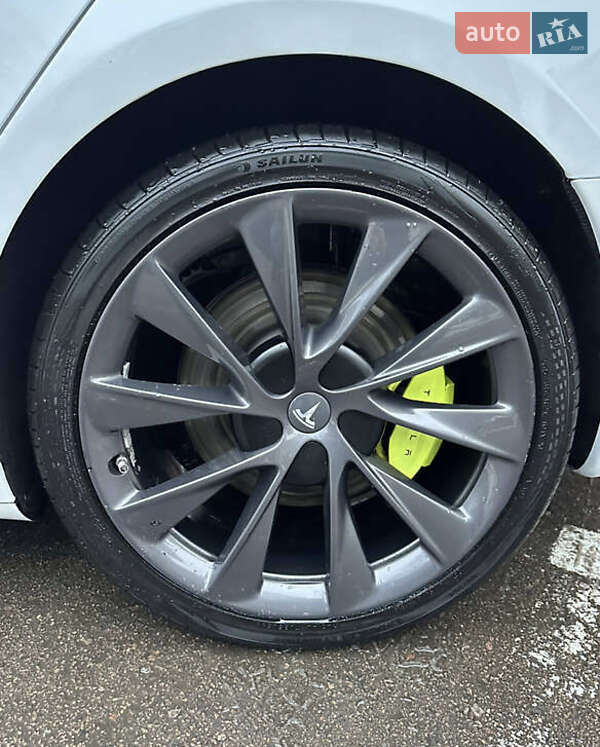 Лифтбек Tesla Model S 2018 в Львове