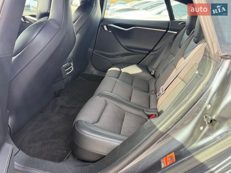 Лифтбек Tesla Model S 2018 в Городке