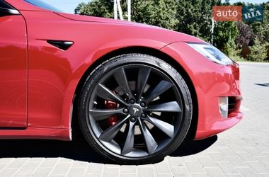 Лифтбек Tesla Model S 2017 в Сходнице