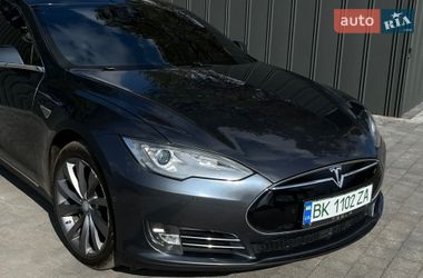 Лифтбек Tesla Model S 2015 в Смыге
